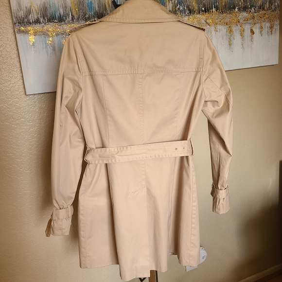 Classic Trench coat.  Great details - Picture 2 of 8